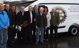 Übergabe des Ford Transit an die Tafel Zwiesel