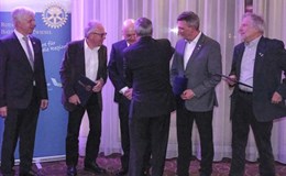 Präsident Baumann beim Anstecken der Respekt-Award Nadel