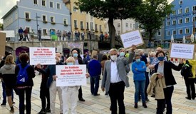 Präs. Nistler,  Freund Zollner und das Ehepaar Löw mit ihren Demo-Plakaten